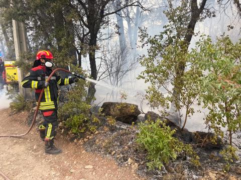 Pompierii români din cel de-al doilea schimb al modulului specializat în stingerea incendiilor de pădure, aflat în Franţa între 16 şi 31 iulie, a revenit în ţară/ Al treilea schimb al modulului continuă misiunile în sprijinul autorităţilor franceze -FOTO