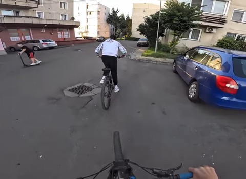 Localnici din Reghin, terorizaţi de un grup de minori care se plimbă cu bicicletele prin oraş, intră în instituţii şi îşi filmează comportamentele nepotrivite, apoi se plâng pe internet: „Azi-mâine nu mai putem ieşi pe afară că se iau oamenii de noi” - VI