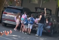 Verificări ale Poliţiei Ilfov în cazul unor imagini apărute în spaţiul public cu copii băgaţi în portbagajul unei maşini de către persoana adultă care îi însoţea/ Incidentul a fost filmat în Popeşti-Leordeni - VIDEO