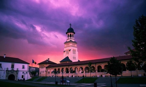 Zeci de locuitori din Alba Iulia au fost blocaţi pe pagina de Facebook a Primăriei municipiului în urma unor atitudini critice faţă de administraţie/ Printre ei, unul dintre cei mai cunoscuţi realizatori TV din oraş/ Reacţia reprezentanţilor instituţiei