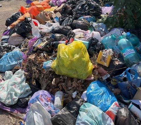 O zonă centrală a Ploieştiului, transformată în focar de infecţie după ce mai mulţi localnici au aruncat gunoiul din gospodărie pe domeniul public, în dreptul unui punct termic/ Printre aceştia, şi angajaţi ai unui cabinet medical - FOTO, VIDEO