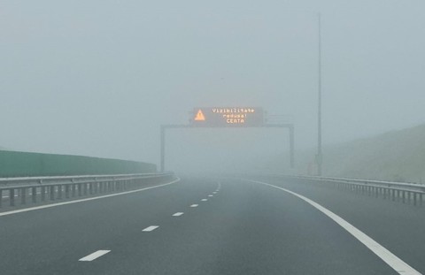Circulaţie îngreunată din cauza ceţii pe Autostrada A2 Bucureşti-Constanţa, între Feteşti şi Cernavodă, dar şi pe drumuri din judeţele Brăila, Călăraşi, Ialomiţa şi Tulcea/ Cod galben de ceaţă în şase judeţe