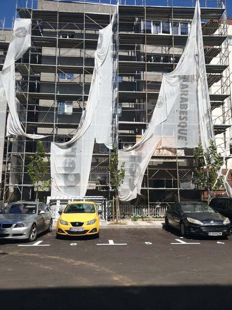 Amenzi de 25.000 de lei dată unui constructor care nu a amplasat plase de protecţie şi a depozitat deşeurile în loc nepermis, pe spaţiul verde, pe un şantier din Sectorul 2