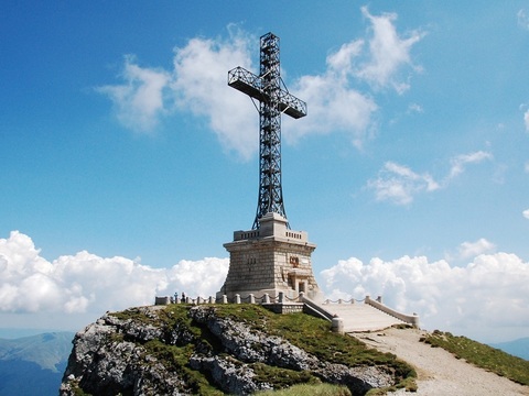 Moment solemn dedicat memoriei eroilor români căzuţi în Primul Război Mondial, la Crucea Eroilor, de pe Vârful Caraiman