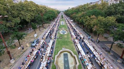 Primăria Capitalei: A fost o atmosferă incredibilă azi, în centrul Capitalei, unde 20.000 de oameni s-au aşezat la cea mai lungă masă din lume, de 5 km. Şi, da, am bătut recordul mondial! - FOTO