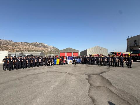 Misiunea pompierilor români în Grecia se încheie/ 120 de pompieri s-au aflat, în schimburi, în apropiere de Atena, pentru a interveni la incendii de vegetaţie