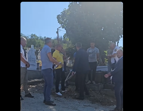 Fostul administrator al cimitirului din Slatina, acuzat că a aprobat scoaterea cadavrelor şi înhumarea lor în saci de rafie, în gropi comune - VIDEO