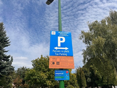 Preţul locurilor de parcare în zona zero a municipiului Braşov, inclusiv în centru şi în Poiana Braşov, ar uma să crească la 10 lei ora în weekend şi la 5 lei ora în cursul săptămânii. În prezent, ora de parcare costă 3 lei, iar duminica este gratis
