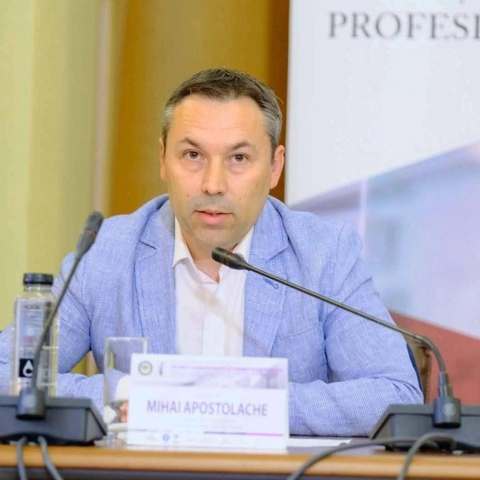 Controversă în ceea ce priveşte noile zone de aşteptare amplasate în staţiile de transport public din Ploieşti. Un consilier local susţine că în unele dintre ele plouă, prezentând imagini