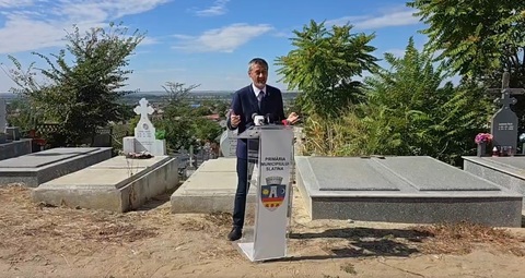Primarul din Slatina acuză că morţi din perioada COVID au fost găsiţi în groapa comună din cimitirul din localitate. Edilul acuză organele judiciare că „se mişcă cu viteza melcului” şi îl somează pe şeful Poliţiei Olt să nu ”muşamalizeze” cazul