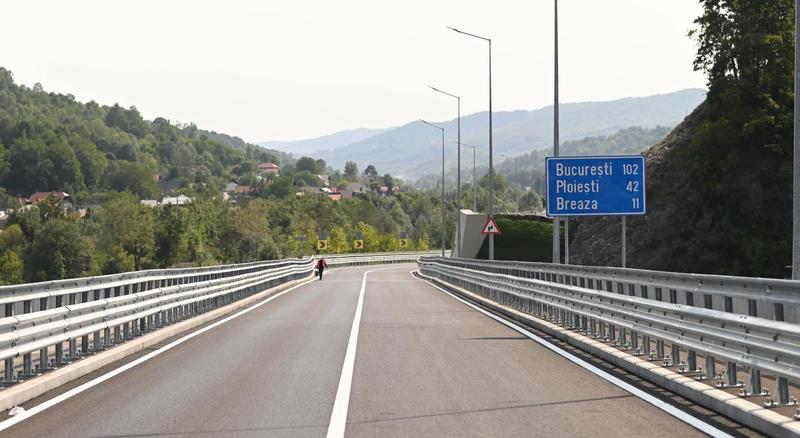 Centura Comarnic, una dintre investiţiile importante de infrastructură rutieră realizate pe Valea Prahovei, se deschide joi, la aproape trei ani de la începerea lucrărilor/ Şoseaua ocolitoare este destinată să preia traficul infernal de pe DN1 - VIDEO