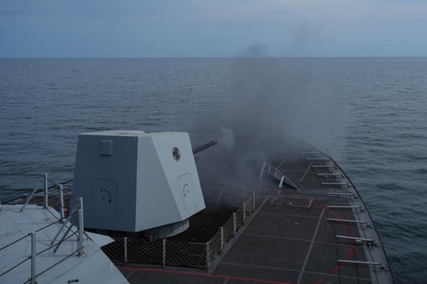 Corveta ”Contraamiral August Roman” a executat primele trageri de la intrarea în serviciul Forţelor Navale Române în cadrul unui antrenament pe mare / Echipajul a desfăşurat exerciţii de neutralizare a dronelor aeriene şi maritime - FOTO