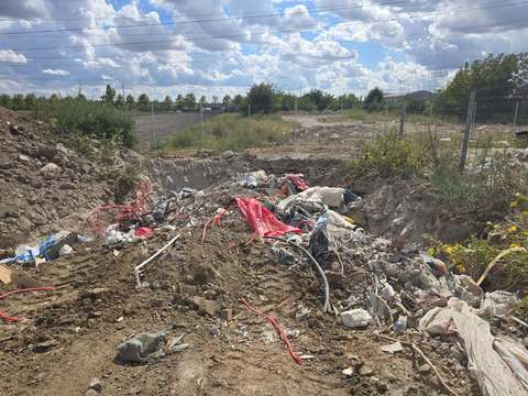 Amendă de peste 200.000 de lei pentru o firmă care a depozitat 800 de metri cubi de deşeuri din construcţii, pe un teren de pe Splaiul Unirii din Capitală/ După primele controale, reprezentanţiii companiei au mutat şi îngropat o parte din deşeuri