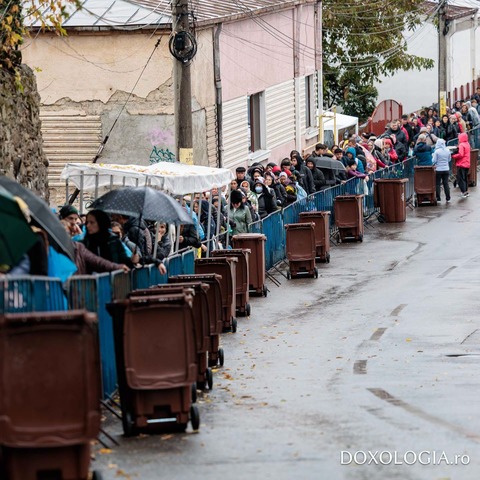 Pelerinajul religios de la Iaşi: Peste 10.000 de oameni stau la rând în ploaie la Catedrala Mitropolitană, timpul de aşteptare fiind de câteva ore - FOTO