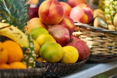 Fructe şi legume gratuite, o iniţiativă care ar putea reduce semnificativ costurile de asistenţă medicală