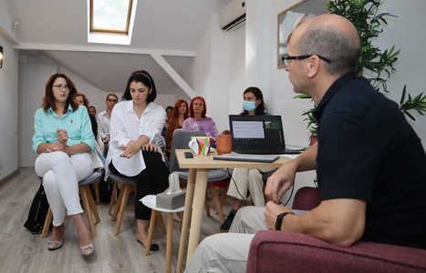 Sute de medici şi asistenţi medicali din Bucureşti participă la cursuri pentru identificarea comportamentelor la risc ale elevilor