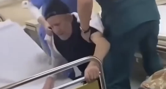 Brancardierul şi infirmiera de la Spitalul din Bârlad, filmaţi în timp ce bruschează un bătrân ajuns în Urgenţă şi care nu se poate ţine pe picioare, au fost concediaţi