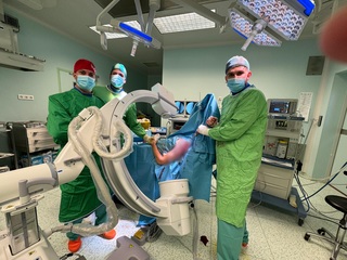 Pacient de 16 ani, cu fractură de humerus, operat la Spitalul Judeţean Bihor cu ajutorul unei tehnici chirurgicale care presupune fixarea osului cu o tijă de titan - FOTO

