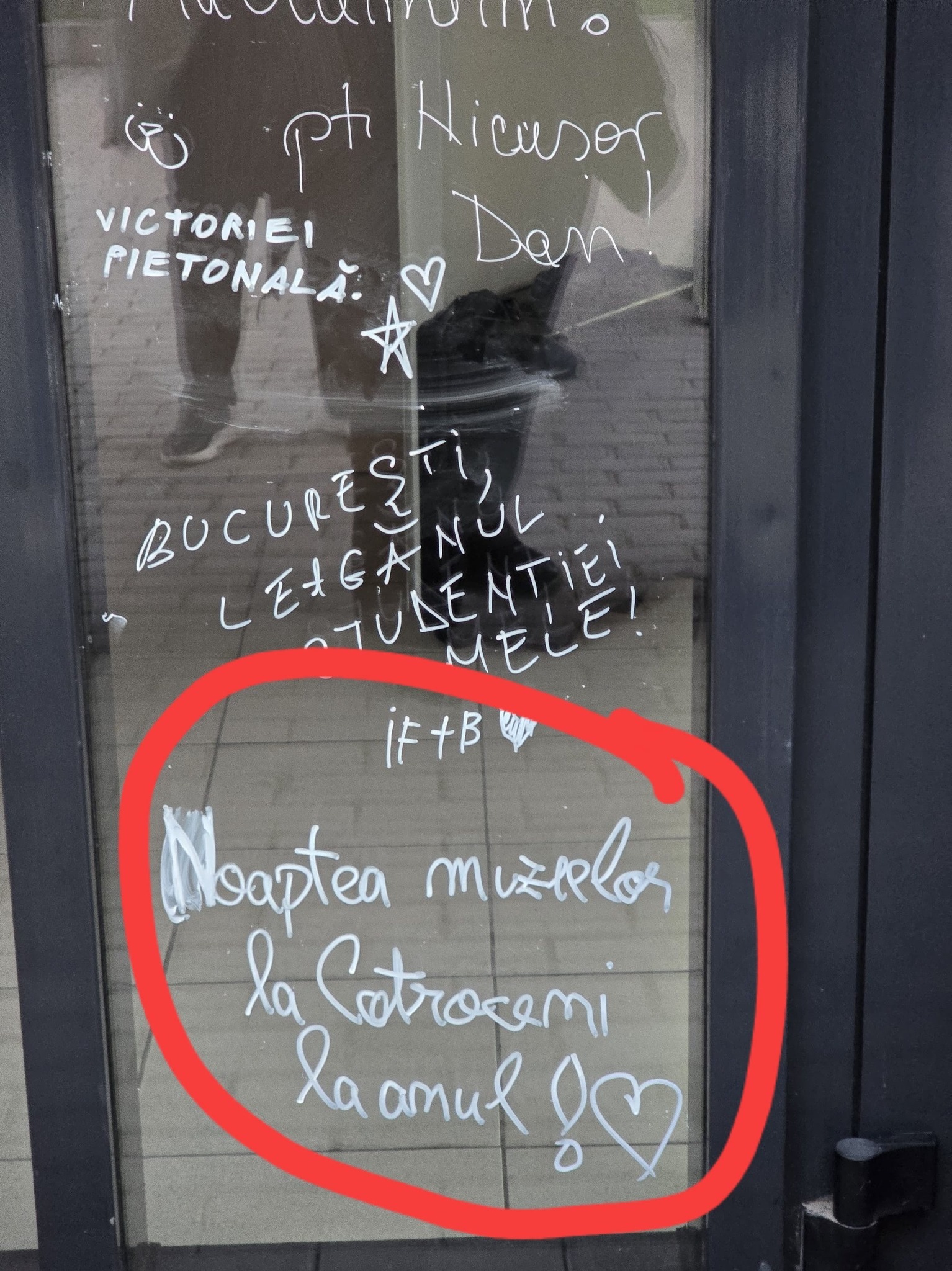 ALEGERI PREZIDENŢIALE 2025 – Sandra Alexiu, de Ziua Internaţională a medicului de familie – 19 mai – Un cadou minunat, dar greu am primit de ziua noastră / Mesaj scris pe un geam de la Primăria Capitalei – FOTO