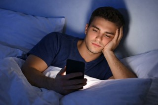 Obiceiul de a sta treaz până târziu se asociază cu un risc mai mare de boli cardiovasculare