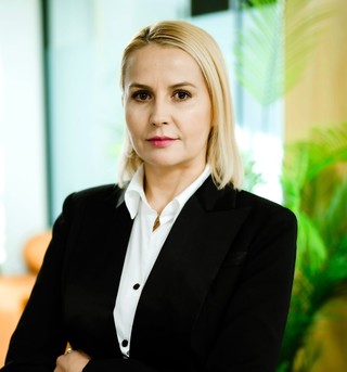 Medicul stomatolog Alina Lungu: Realizăm lucrările foarte repede, nu stăm să aşteptăm/ La noi vine pacientul azi dimineaţă şi până mâine seara are lucrarea finală