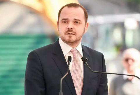 Ambulanţă atacată în judeţul Cluj – Alexandru Rogobete: O dezinformare din lumea virtualǎ a ajuns să pună vieţi în pericol în lumea reală / Libertatea de exprimare nu poate însemna libertatea de a transforma minciuna în armă