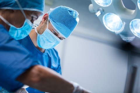 Neurochirurgii din Londra au realizat cu succes prima operaţie asistată de inteligenţă artificială pentru îndepărtarea unei tumori cerebrale