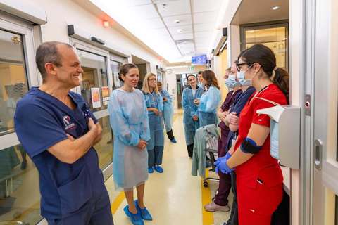 Partenera preşedintelui Nicuşor Dan, în vizită la două secţii de Neonatologie şi Terapie Iintensivă neonatală din Bucureşti – Mirabela Grădinaru: În spatele fiecărui copil care are nevoie de îngrijire se află medici şi oameni care nu renunţă