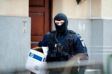 Percheziţii la societăţi de pază din Bucureşti şi trei judeţe, într-un dosar de evaziune fiscală şi spălare de bani 