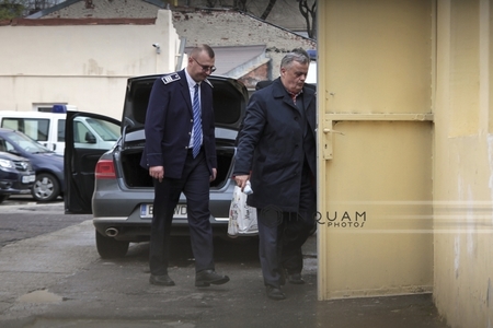 Dosar penal după ce Onţanu a fost dus la arest cu o maşină a Poliţiei Locale Sector 2, care a intrat ilegal în curtea unităţii