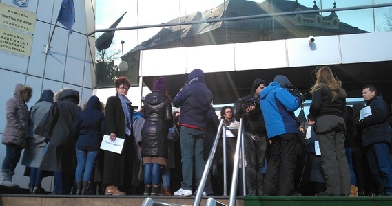 Protest spontan al grefierilor şi personalului auxiliar din Constanţa, nemulţumiţi că nu e pusă în aplicare o lege privind salariile