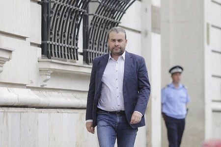 Darius Vâlcov a fost pus sub acuzare într-un alt dosar; el a fost plasat sub control judiciar şi are interdicţie de a părăsi ţara