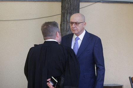 UPDATE - Omul de afaceri Puiu Popoviciu, condamnat la şapte ani de închisoare în dosarul "Ferma Băneasa", a fost dat în urmărire naţională. El ar fi plecat din ţară, iar Poliţia ar urma să ceară mandat european de arestare. FOTO