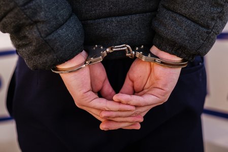 Hunedoara: Bărbat trimis în judecată după ce şi-a înjunghiat fiul 