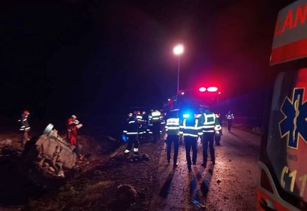 Timiş: Şoferul care a transportat 12 migranţi, maşina fiind implicată într-un accident rutier, trimis în judecată / Doi migranţi au murit atunci şi zece au fost răniţi 
