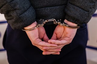Olt: Un bărbat de 59 de ani a fost arestat preventiv pentru agresiune sexuală, după ce a pipăit o fată de nouă ani în timp ce se aflau într-un microbuz 