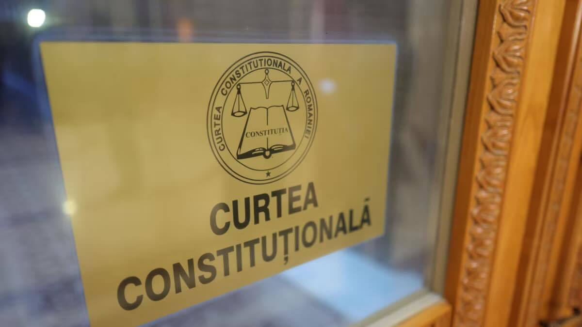 CCR se reuneşte într-o nouă şedinţă, de la ora 14.00 şi va dezbate sesizările primite până atunci / Candidatrura lui Crin Antonescu, vizată de o nouă contestaţie – este acuzat de susţinerea cultului legionar şi tentativă de lovitură de stat