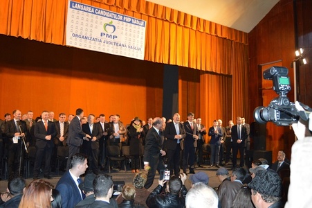 Candidaţii PMP, lansaţi la Vaslui în prezenţa lui Băsescu, care a fluturat Constituţia şi a aruncat mere spre membrii de partid