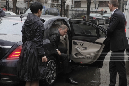 Ponta îl critică pe Iohannis pentru coloana oficială: Eu mergeam cu Dusterul, nu eram disperat după Mercedes blindat