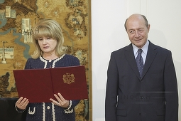 Traian Băsescu şi soţia sa au depus jurământul ca cetăţeni ai Republicii Moldova. VIDEO