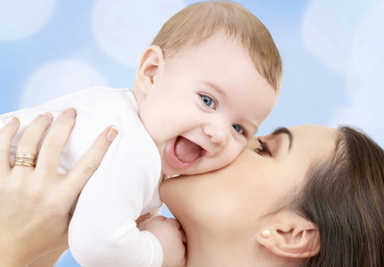Legea care reglementează marketingul înlocuitorilor laptelui matern a fost promulgată de preşedintele Iohannis