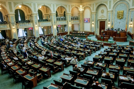 ALEGERI PARLAMENTARE: În 11 decembrie, alegătorii îşi votează pe listă parlamentarii, care vor fi mai puţini decât în actualul Legislativ