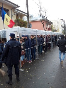 Iaşi: Zeci de cetăţeni moldoveni stau la rând la Consulatul Republicii Moldova ca să voteze pentru alegerile prezidenţiale
