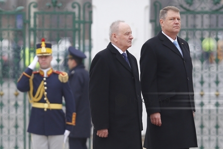 Iohannis şi Timofti au discutat la telefon despre alegerile din România şi din Moldova şi despre relaţia bilaterală