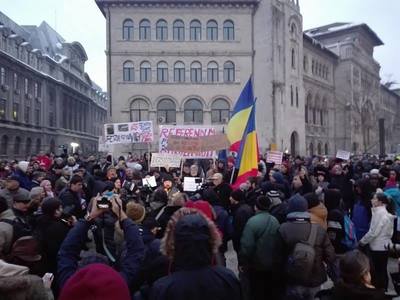Robert Turcescu: ”Am plecat spre Piaţa Universităţii. Dragnea, ai curaj să vii şi tu?”; Şi Raluca Turcan a ajuns la protest, unde sunt 2.000 de oameni