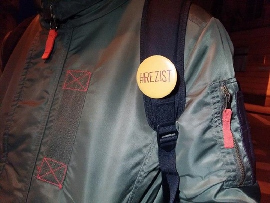 Protest în faţa Prefecturii Alba, unde s-a cerut demisia Guvernului şi a fost lansată şampania cu