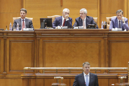 Preşedintele Iohannis s-a adresat Parlamentului, de Ziua Independenţei şi a Europei: Întrebaţi-vă dacă peste ani România va deveni mai puternică sau mai slabă în urma legilor votate de dumneavoastră. VIDEO