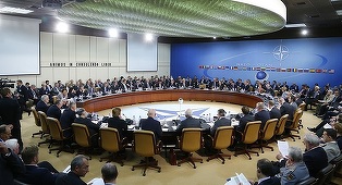 Iohannis merge joi la reuniunea NATO de la Bruxelles. Liderii Alianţei aşteaptă un mesaj pozitiv din partea lui Donald Trump, în timp ce SUA cer implicare sporită în apărare şi lupta contra terorismului