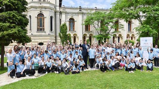 Iohannis a sărbătorit 1 Iunie împreună cu copii din lotul Special Olympics România. VIDEO