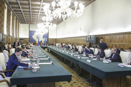 Guvern: Codul administrativ privind condiţiile de a ocupa funcţii în Executiv a fost elaborat de Cabinetul Cioloş, nu e iniţiativă a actualei coaliţii